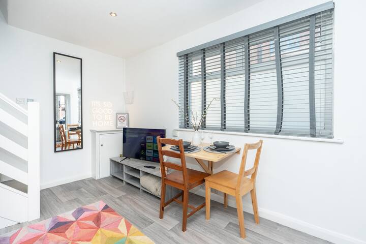 起居区配有带Netflix的智能电视、蓬松的毯子和地毯，让您感到舒适。