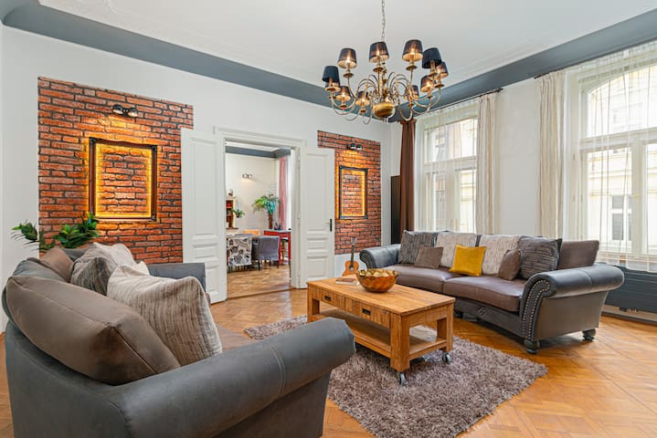 Huge&Lux APT in the heart wth balcony view & PS5