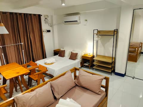 DigiNomad AirBnB w/ Free Netflix & Wi-Fi.