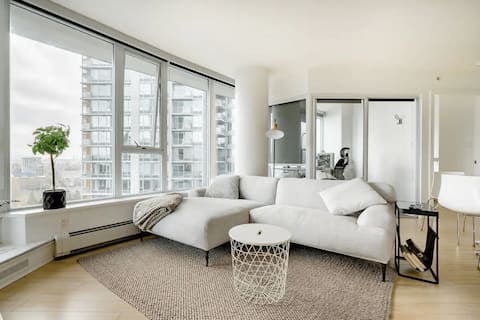 Top Airbnb: Bright 1BR View Suite + Pool, Spa, Gym, Parking in Downtown