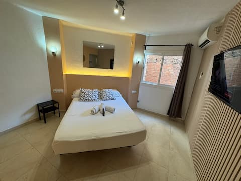 1 Apartment with kitchen in front of metro E1