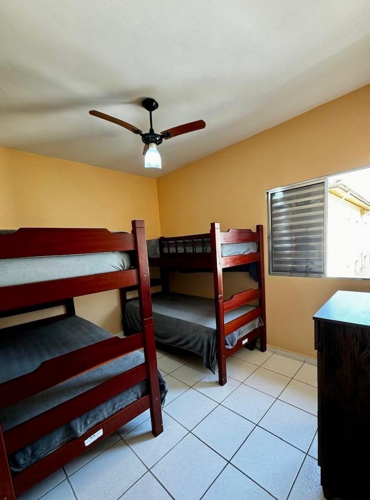 Habitación 2 - Con dos literas, ventilador de techo y cómoda.