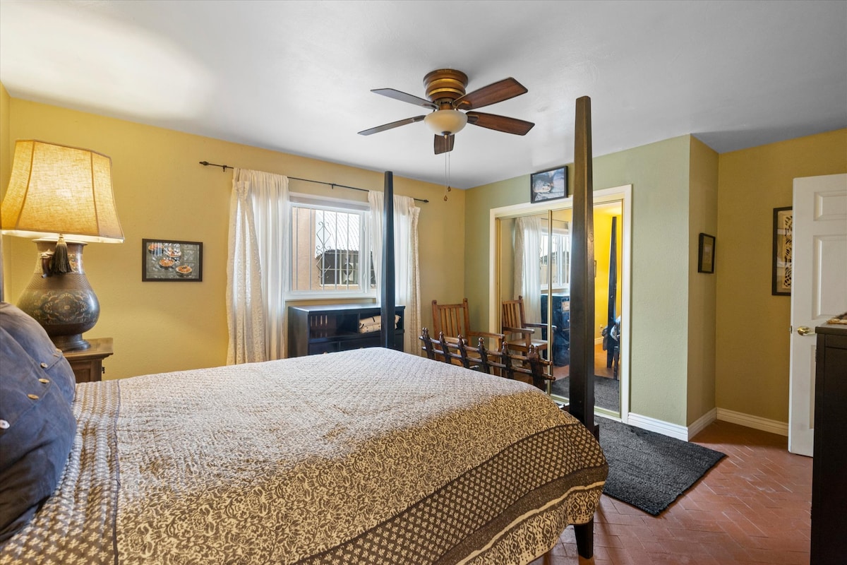 Спална соба со брачен кревет (широк 150 - 179 см)