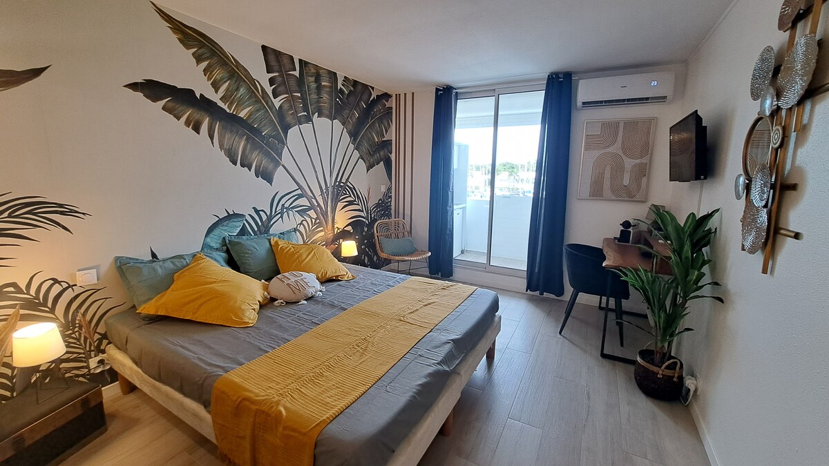 Con todas las comodidades en esta habitación de carácter fuerte