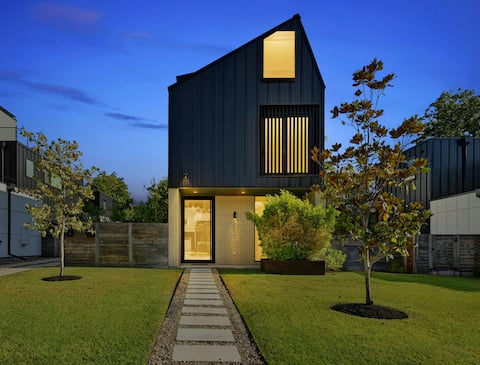 Top Airbnb: Stunning New Modern Zilker Perfection with Pool! in Zilker