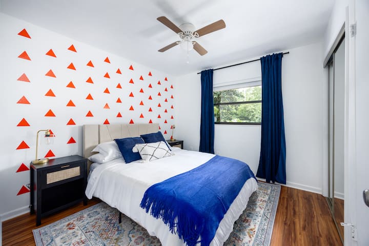 Përjeto rehati në dhomën e gjumit 4, me një krevat dopio "queen", ventilator tavani dhe dritare të zbukuruara me perde për një atmosferë të rehatshme dhe çlodhëse.