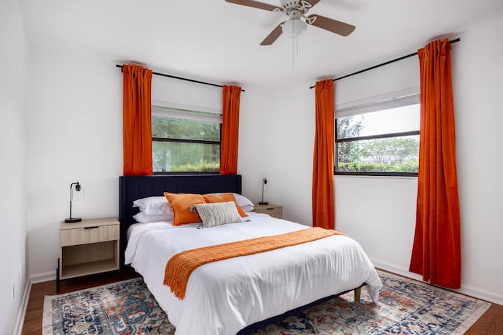 Dhomë gjumi e qetë 2 me krevat dopio "queen", ventilator tavani, abazhurë të ndjeshëm ndaj prekjes. Ka hapësirë dyshemeje për secilën nga sa më poshtë: 
1) dyshek me ajër të madhësisë queen ose 2) pako dhe lojë për fëmijë. 