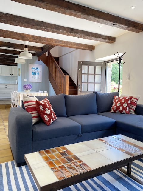Popular Airbnb listing: Picturesque cottage near the sea in Finistère