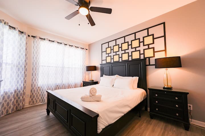 Kjo dhomë gjumi "King" ndodhet në katin e parë, me banjë private ngjitur