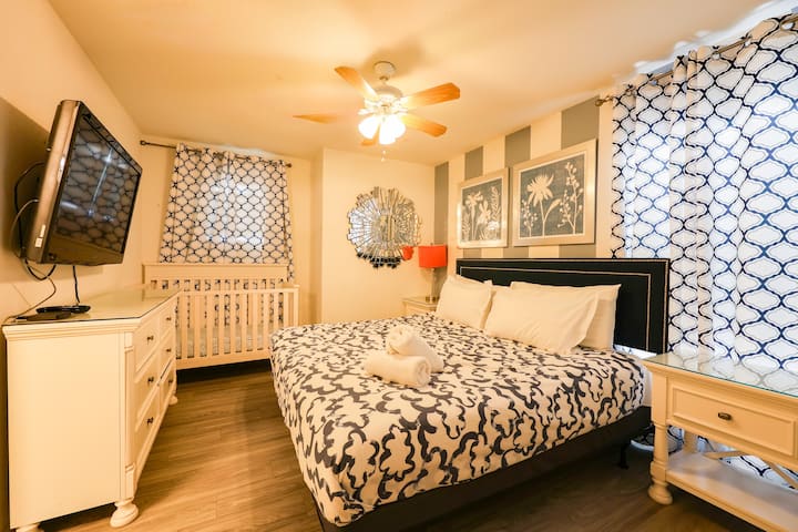 Kjo dhomë gjumi ka 1 krevat dopio "king" dhe 1 krevat fëmijësh, i cili ndodhet në katin e dytë me banjë private