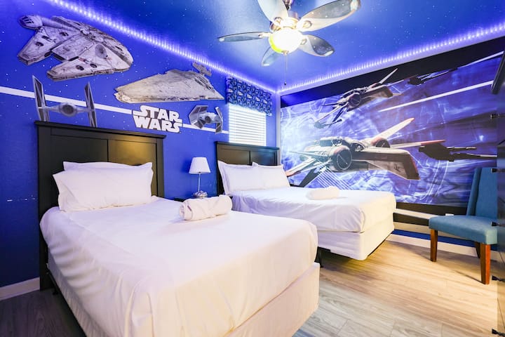 Kjo dhomë gjumi ka 1 krevat dopio dhe 1 krevat të plotë, i cili ndodhet në katin e parë me banjë private