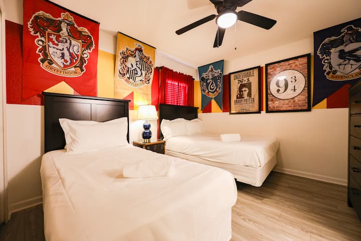 Kjo dhomë gjumi ka 1 krevat dopio dhe 1 krevat të plotë, i cili ndodhet në katin e dytë me banjë private