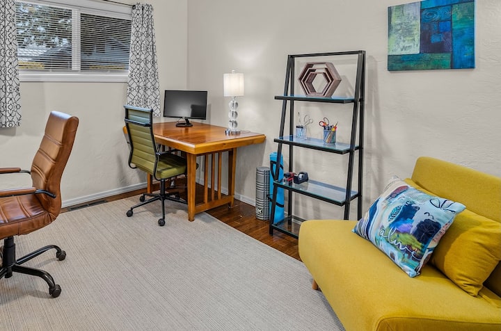 يتم استخدام غرفة النوم هذه كمكتب. يتحول الكرسي الأصفر إلى شيزلونج أو سرير فردي. 