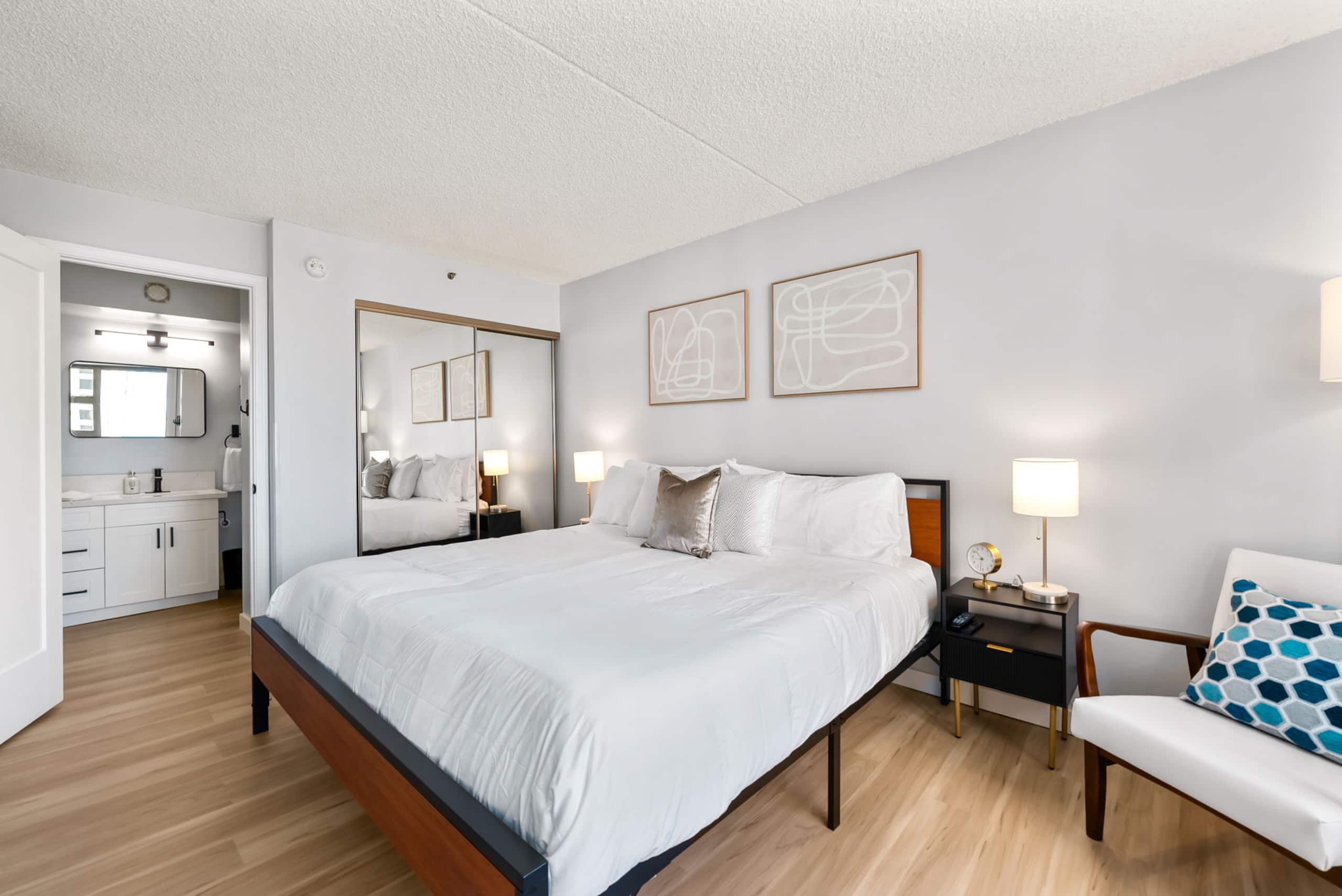 Cozy 1 Bed in Waikiki w/ Parking - Image 2