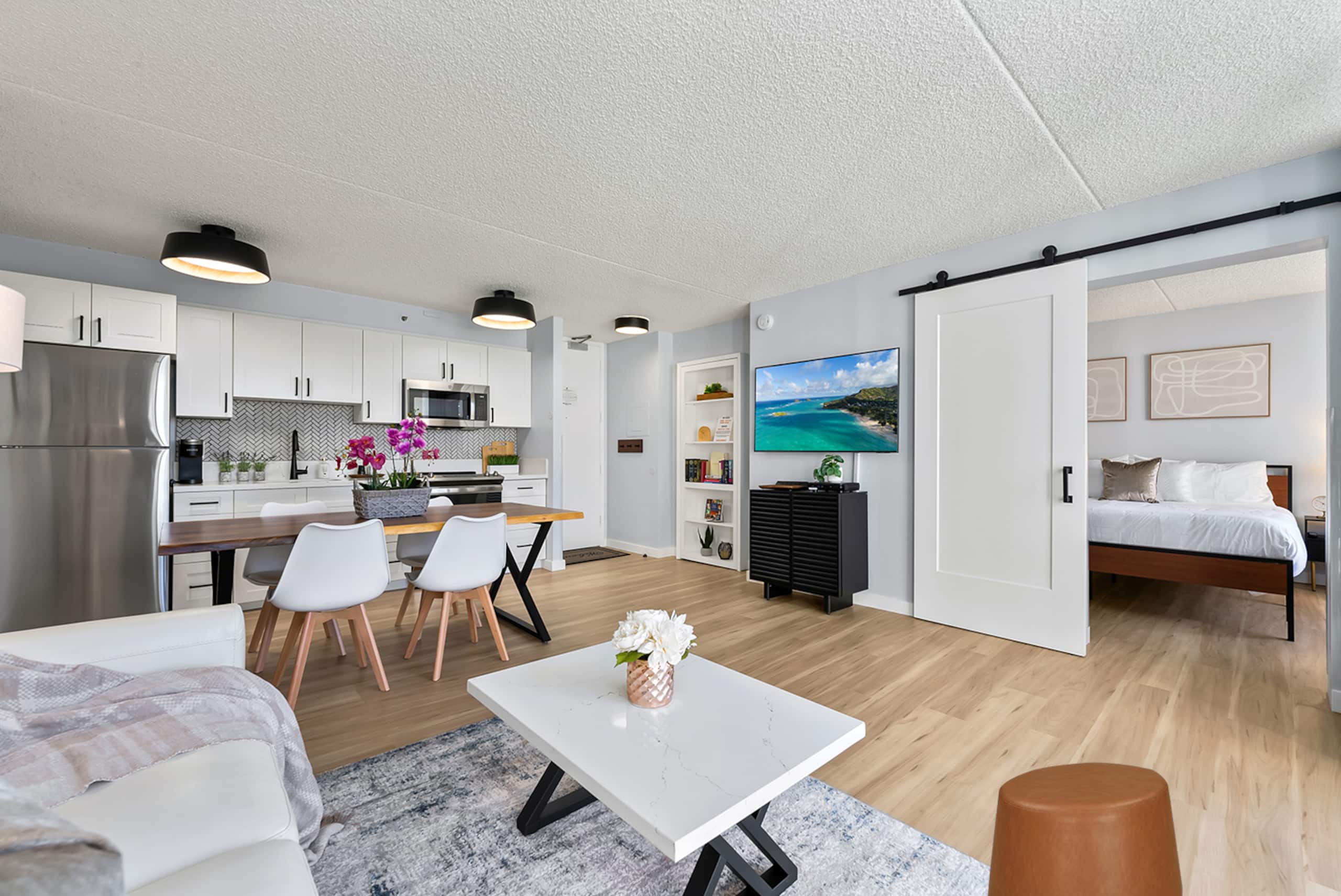 Cozy 1 Bed in Waikiki w/ Parking - Image 1