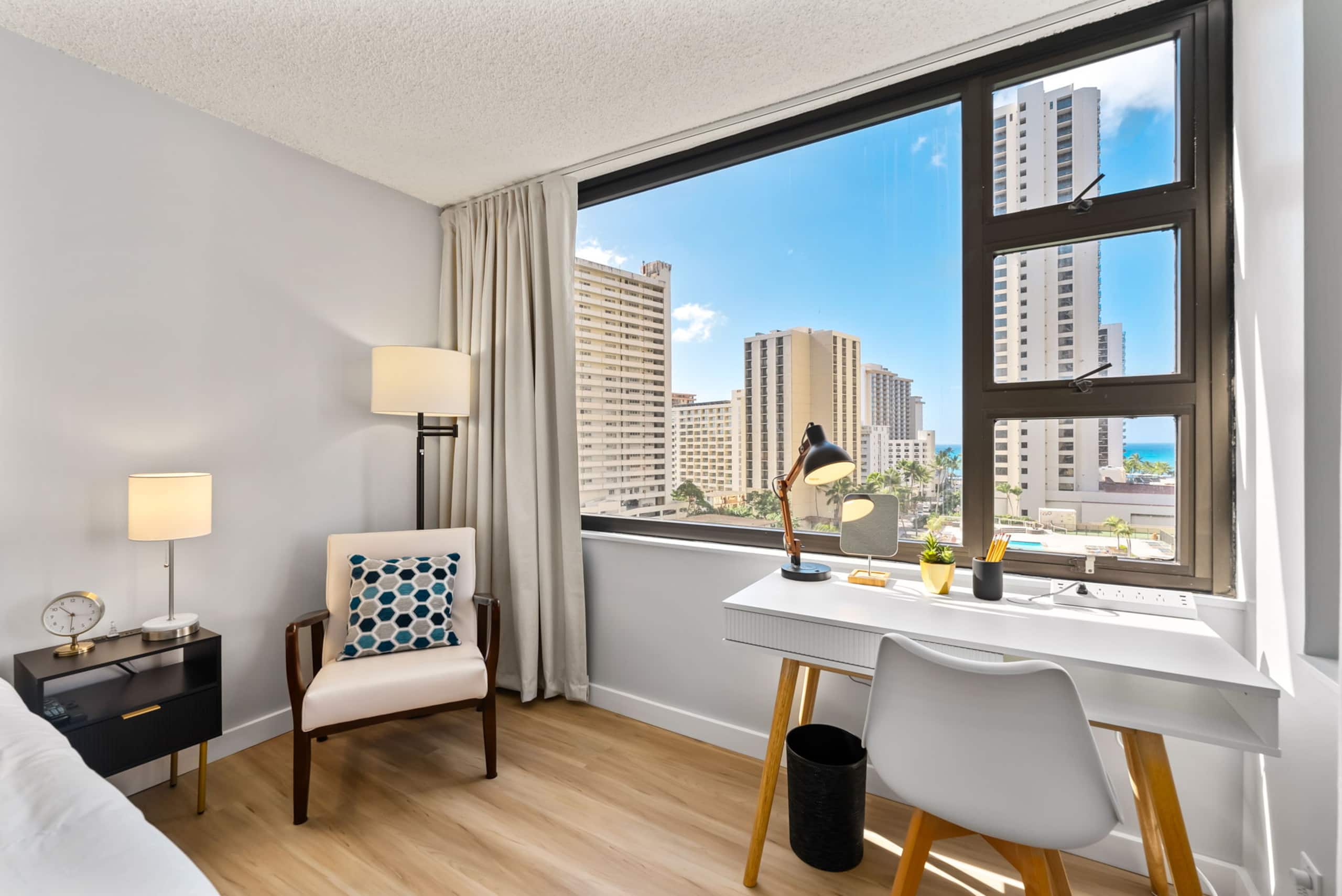 Cozy 1 Bed in Waikiki w/ Parking - Image 9