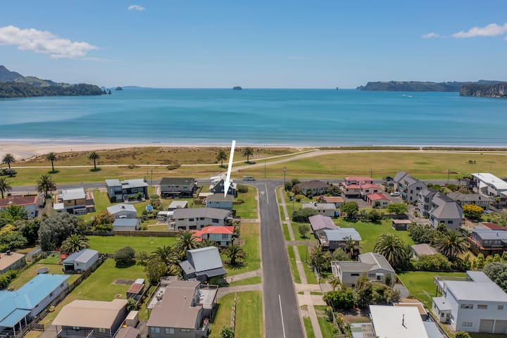 Across The Road To The Beach - Beach House - Whitianga