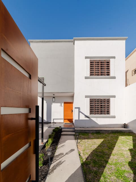 Casa Anáhuac - Modern Two-Level Residence