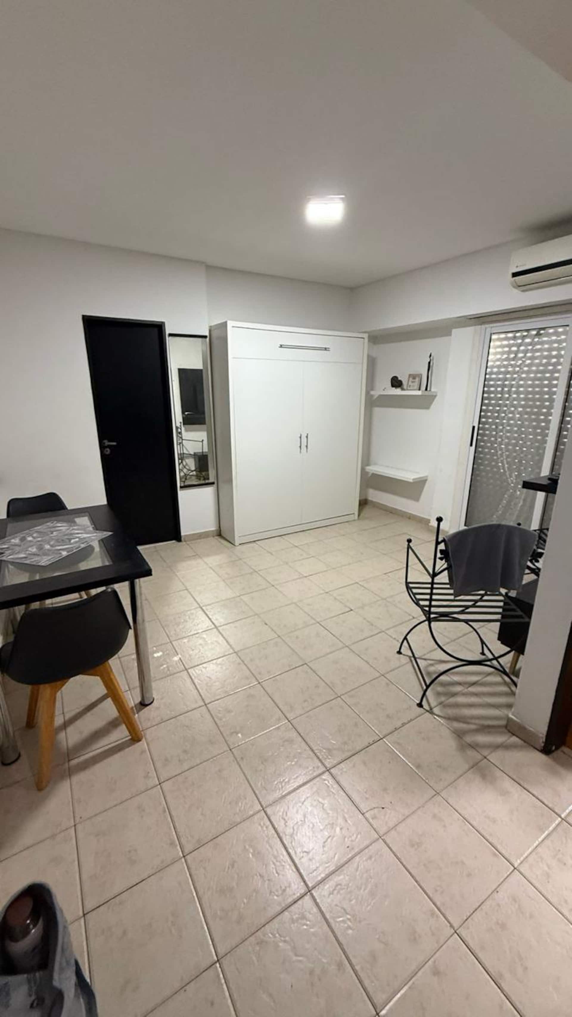 Kitnet com pátio e área de lavanderia em Chacarita