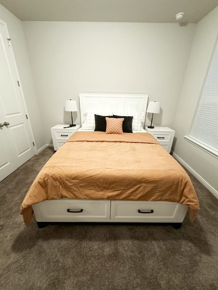 2号卧室，标准双人床