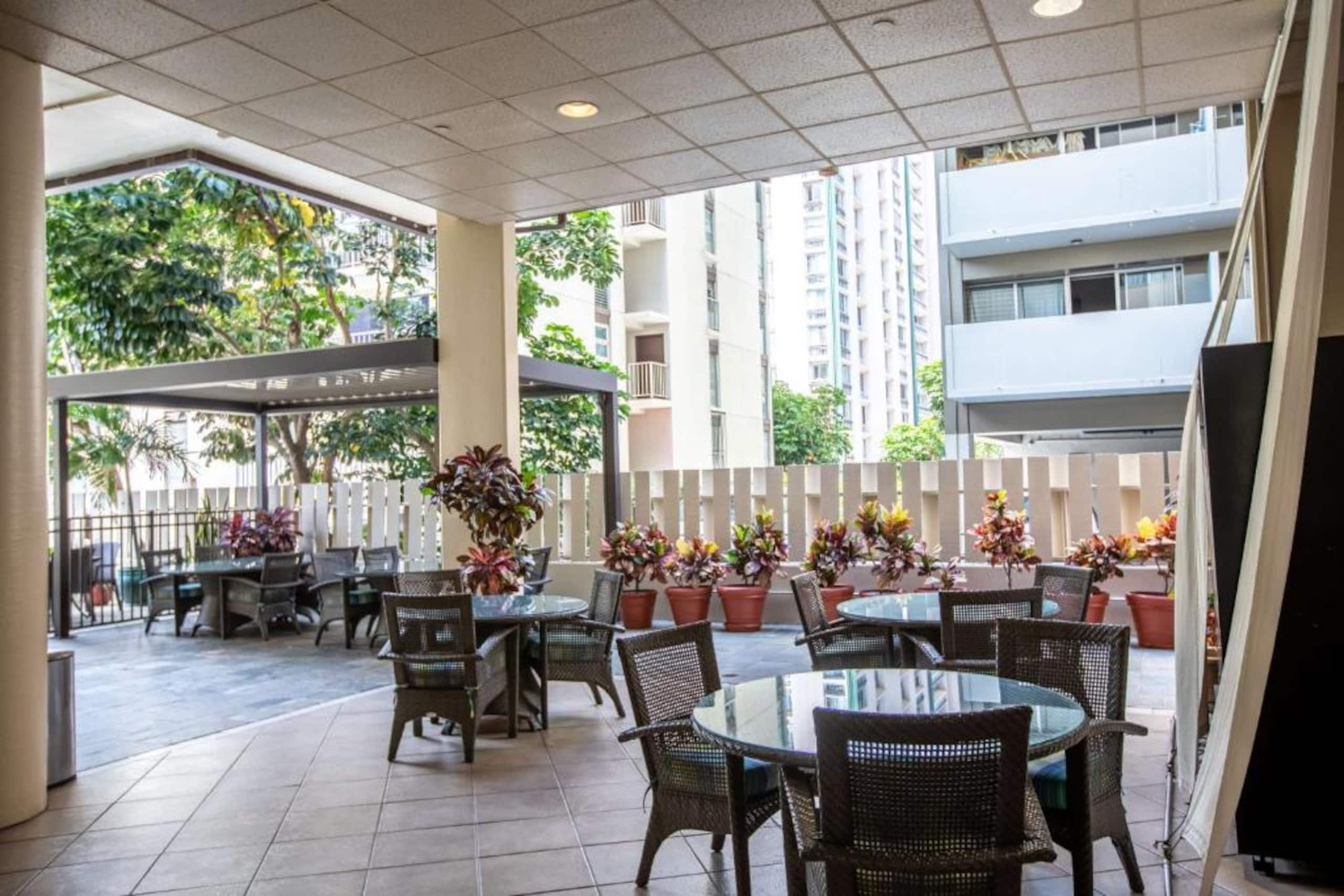 Chic & Cozy-Central Waikiki-King Studio-Renovated! - Image 40
