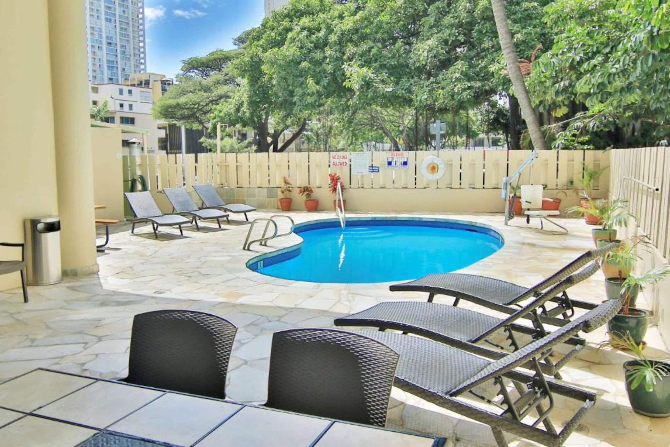 Chic & Cozy-Central Waikiki-King Studio-Renovated! - Image 44