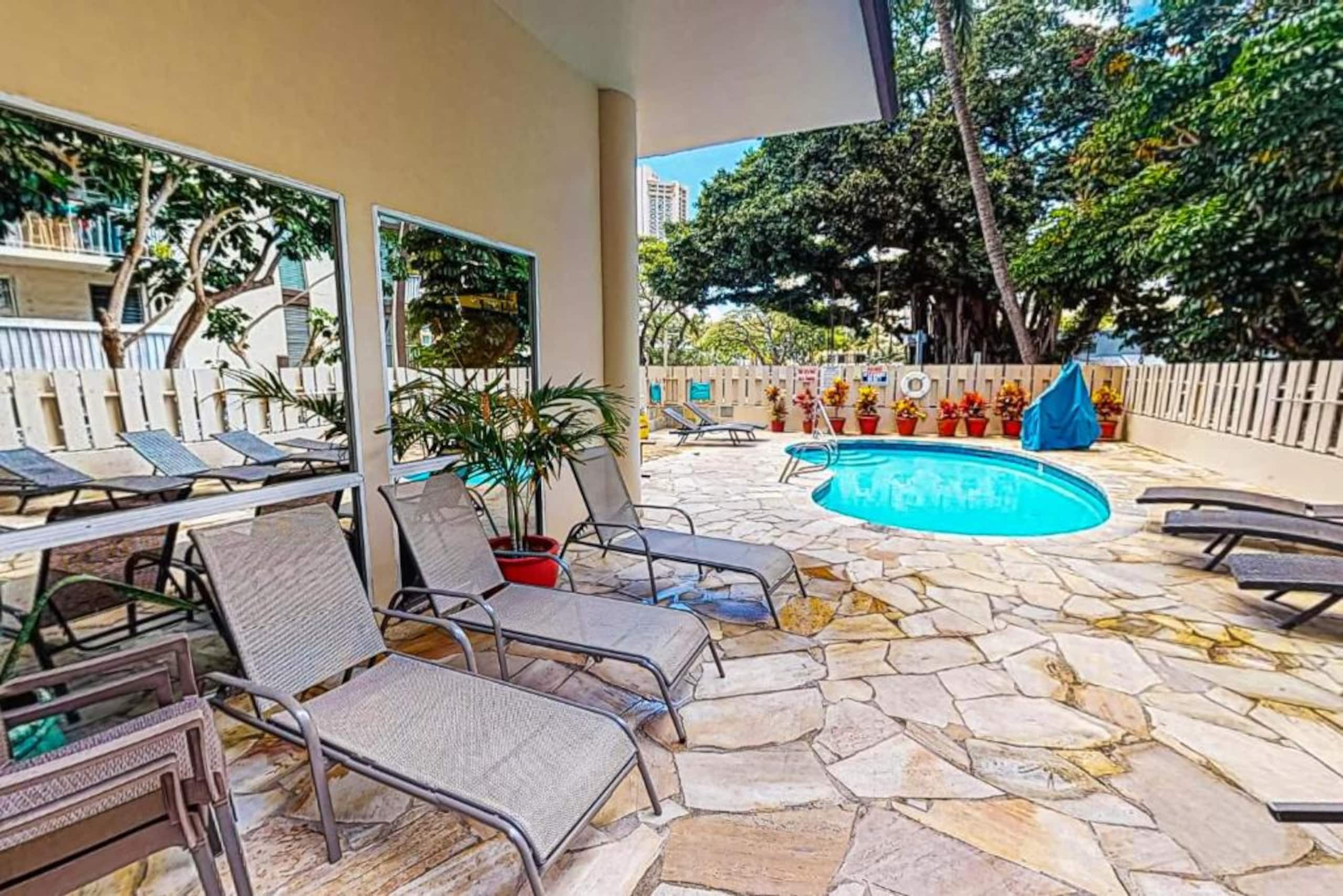 Chic & Cozy-Central Waikiki-King Studio-Renovated! - Image 43