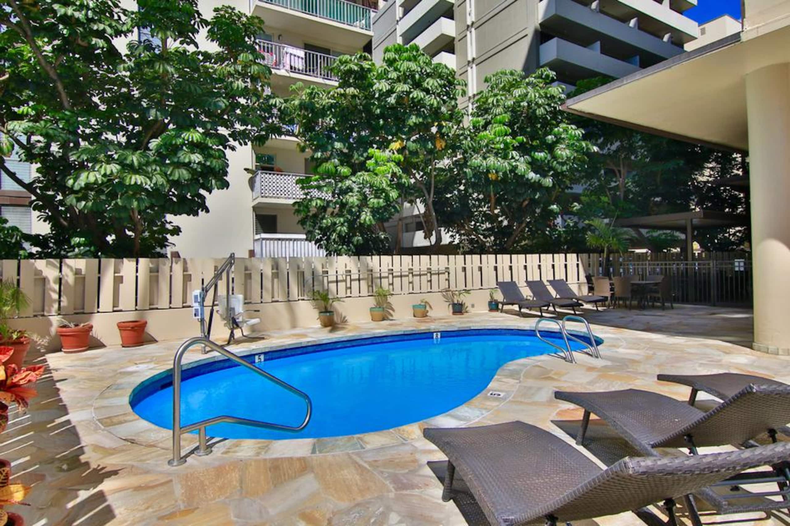 Chic & Cozy-Central Waikiki-King Studio-Renovated! - Image 45