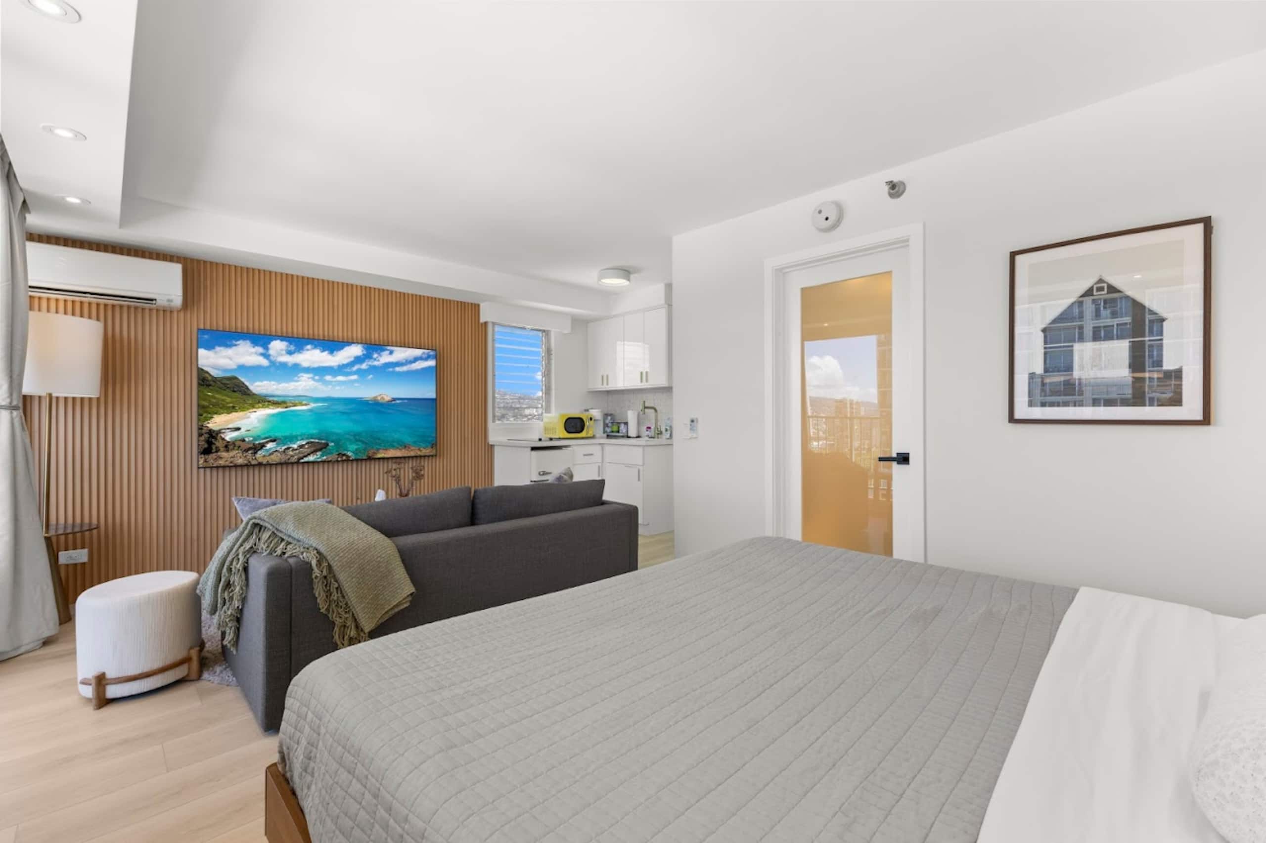 Chic & Cozy-Central Waikiki-King Studio-Renovated! - Image 13