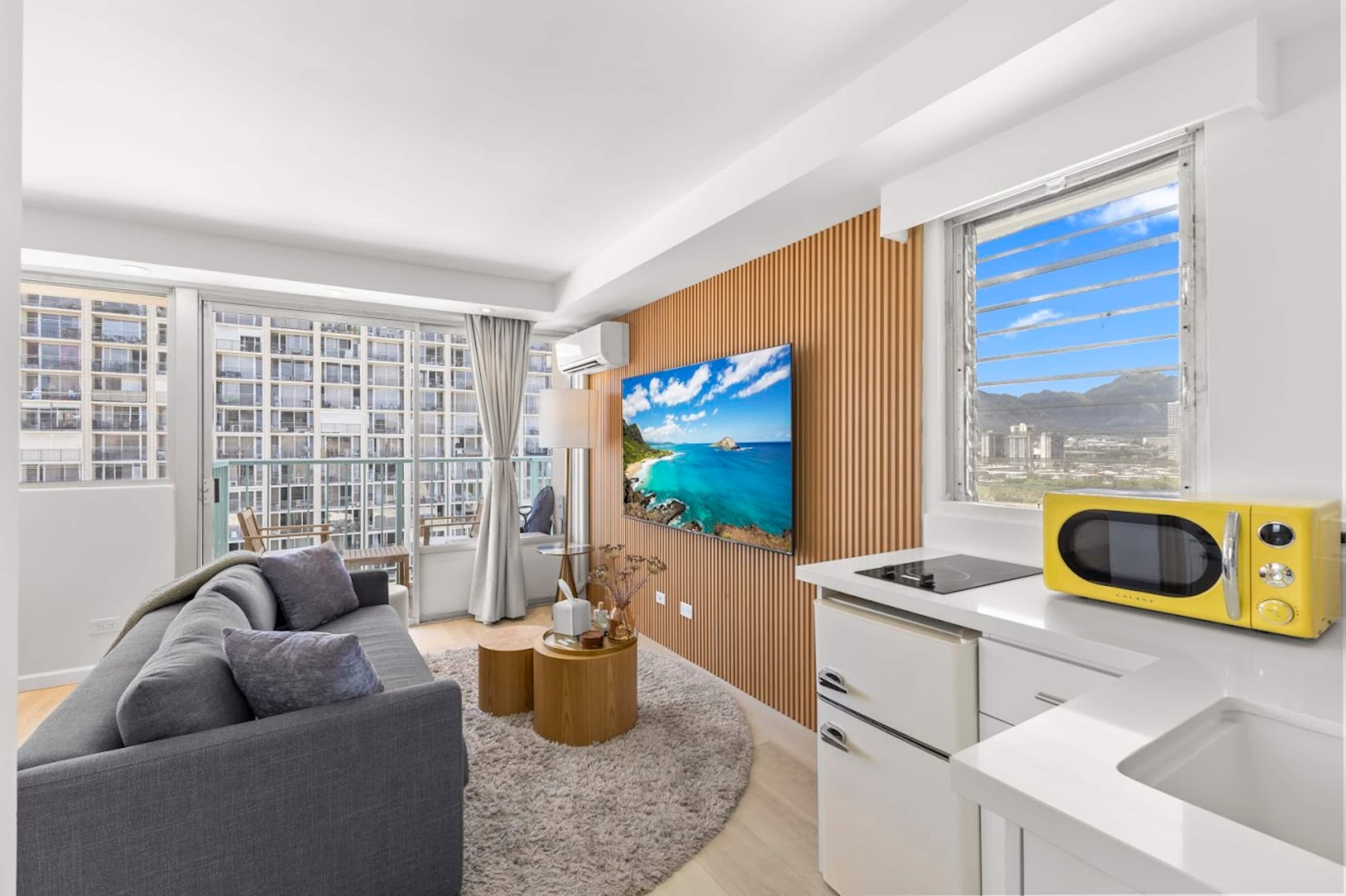 Chic & Cozy-Central Waikiki-King Studio-Renovated! - Image 2