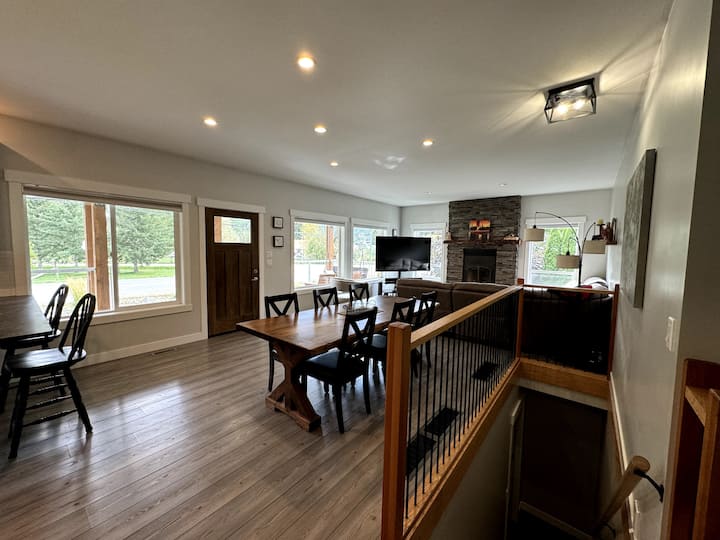 The Escape Resort - Full House - Sicamous
