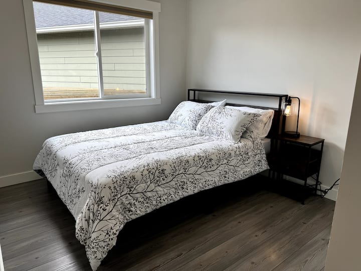 Second bedroom on main level. Brand new queen mattress and bedding. 
