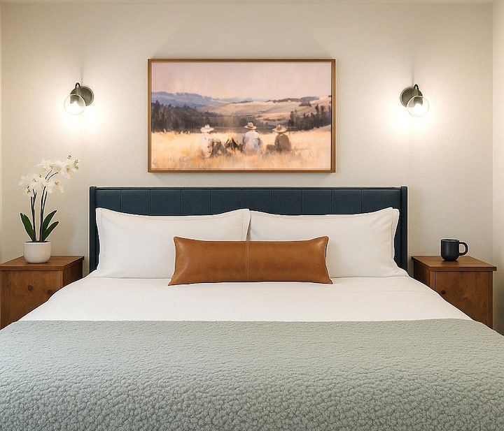 להירגע במיטת קינג סייז עם ציור כפרי מקסים מעליה, שמוסיף חום ואופי לחדר.