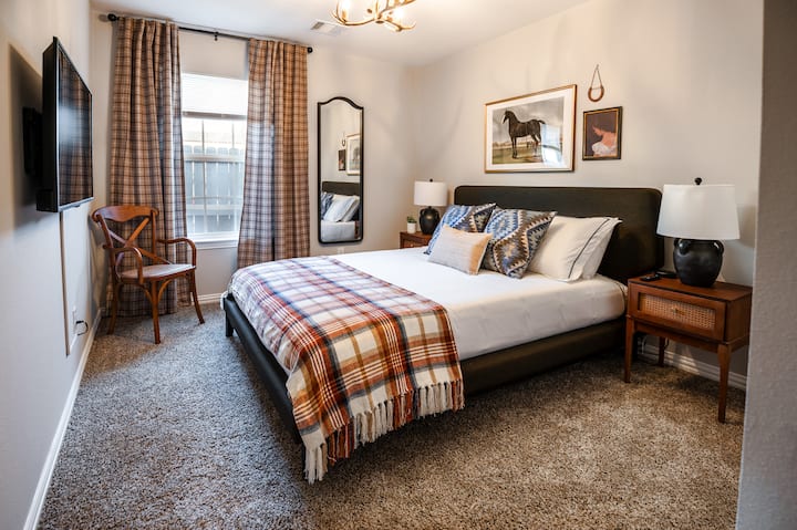 החדר האפור שלנו מציע תחושה יותר וינטג', רצינית עם מגע של קסם בוקרים. העיצוב מעורר את הרוח של המערב הפרוע, מושלם למי שמחפש מקום עם אופי ותחושה של הרפתקה נצחית. 