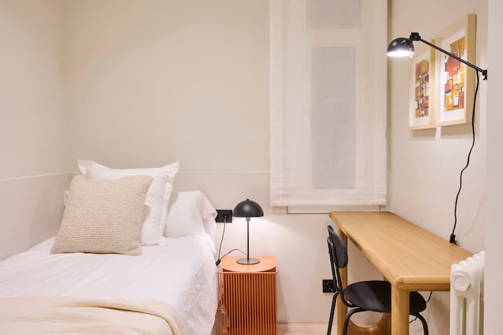 Single room with trundle bed to accommodate 2 guests. 