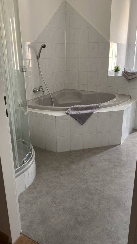 L. Queen 4 people 2Z Quietly located