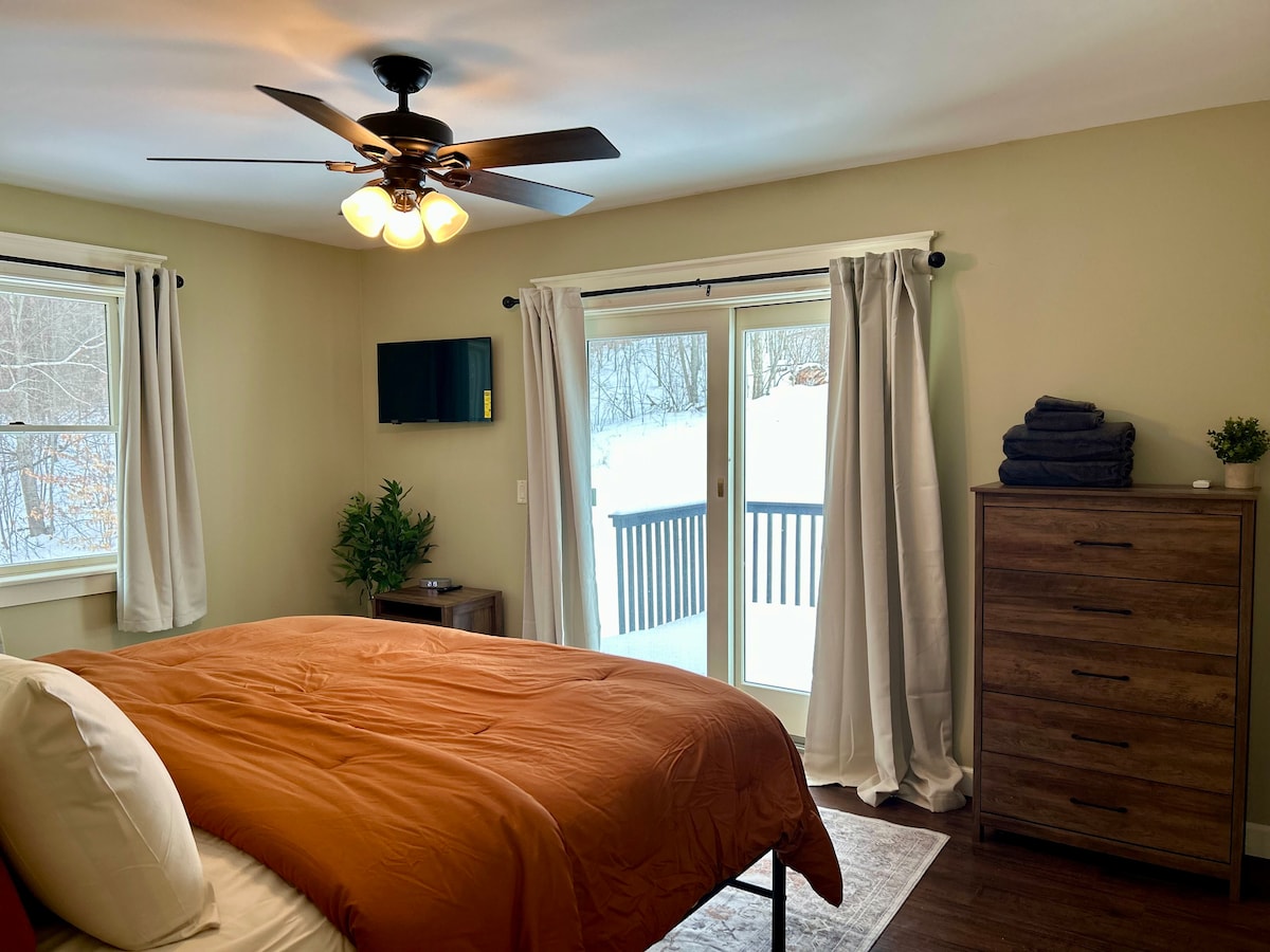 Kingsize bed met volledige badkamer en eigen terras met een kleine patio tafel en 2 stoelen.