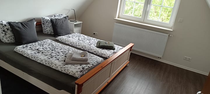 In de slaapkamer staan twee  tweepersoonsbedden en een kledingkast. Er zijn horren op het raam. Beddengoed en handdoeken zijn beschikbaar voor gasten. 