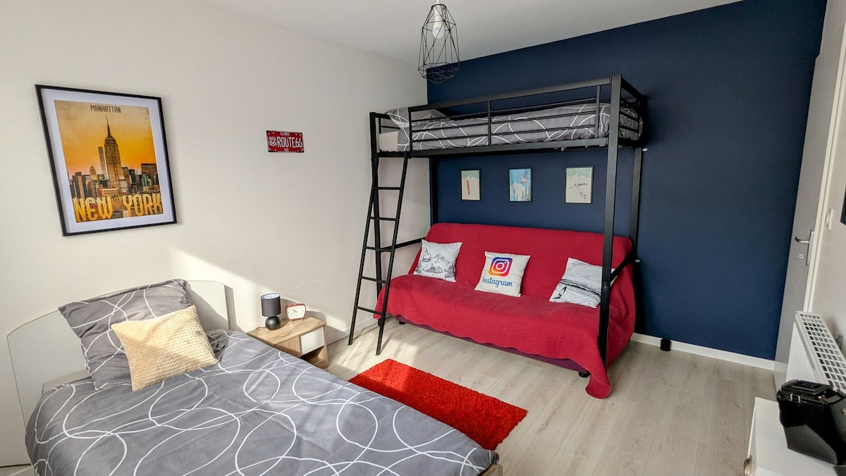 ห้องนอน 3 พร้อมชั้นลอยและเตียงโซฟา