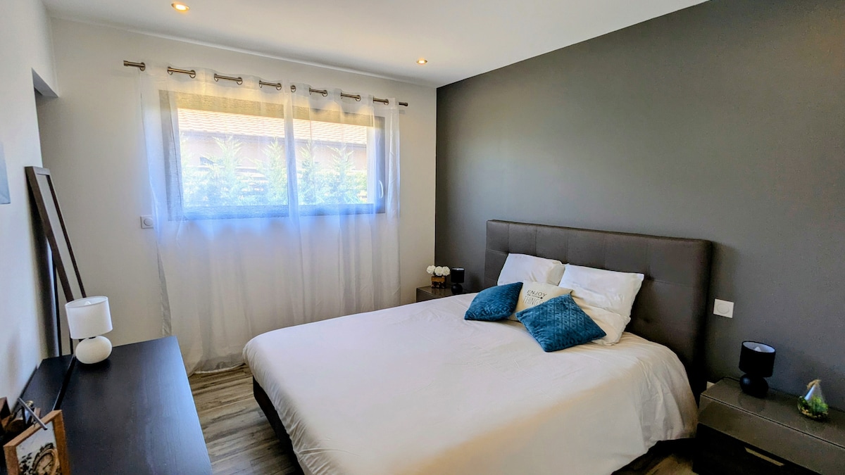 ห้องนอน 1 พร้อมห้องแต่งตัวในตัว