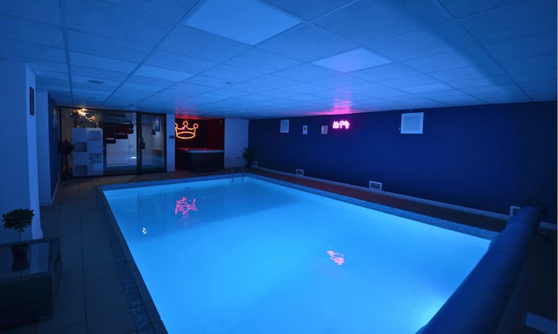 Heaton Park Spa House – Inc Indoor Pool & Hot Tub gallery image 3