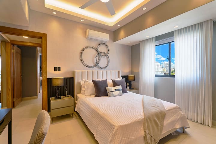 Dhoma e dytë mahnitëse e gjumit vjen me një krevat luksoz me madhësi Queen, një dyshek të nivelit të lartë, kondicioner, ventilator tavani, perde të errëta, drita ambienti, një dollap të gjerë, një televizor inteligjent, një tavolinë pune, pamje të bukura të qytetit dhe një banjë luksoze me dush shiu.