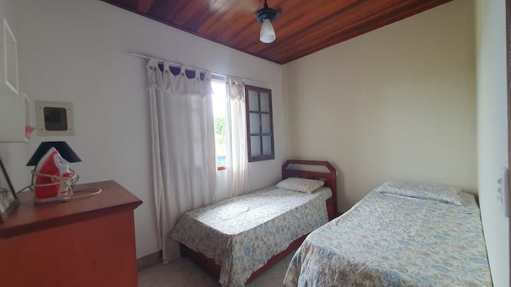 იდეალური ოთახი ბავშვებისთვის. საცხოვრებელში არის ვენტილატორი და უთო. 