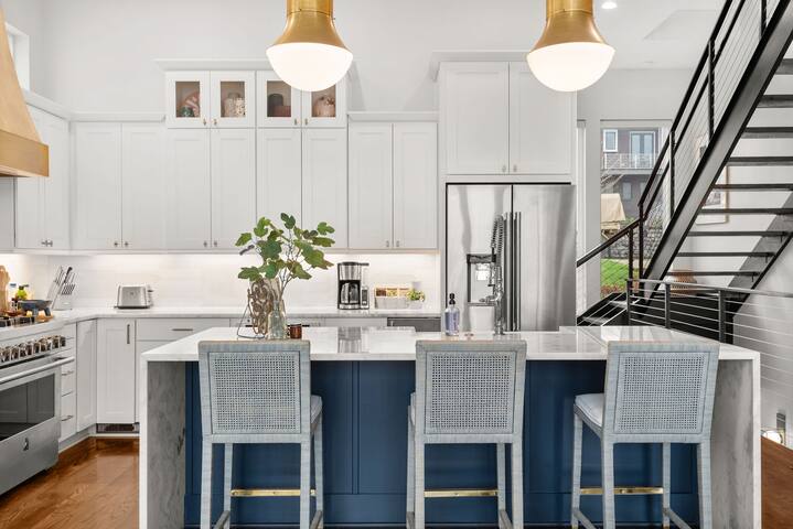 HILL HOUSE | Walk to Gulch! Sauna, Hot Tub, Gym! gallery image 4