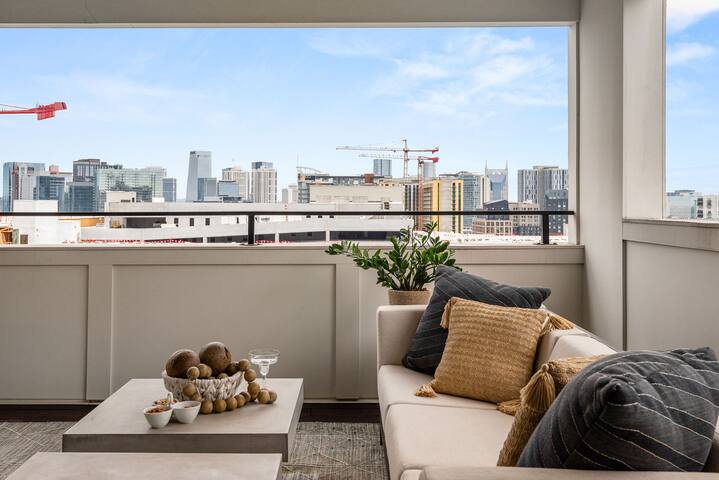 HILL HOUSE | Walk to Gulch! Sauna, Hot Tub, Gym! gallery image 2