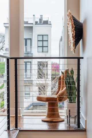 HILL HOUSE | Walk to Gulch! Sauna, Hot Tub, Gym!