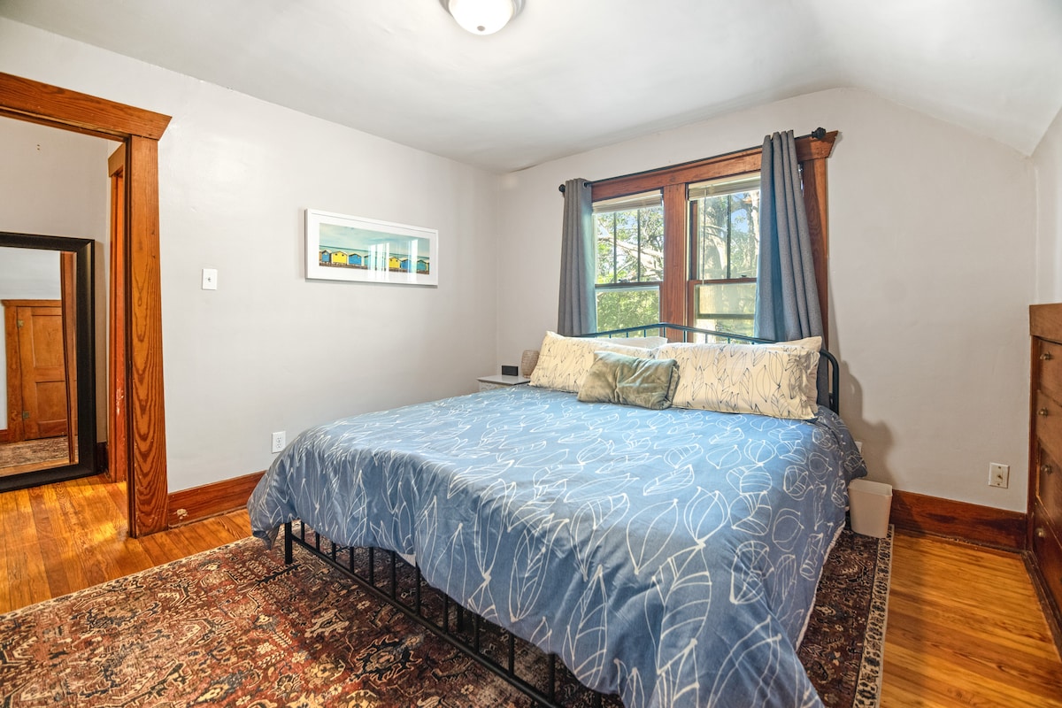 عند صعود الدرج، ستدخل غرفة النوم التي تحتوي على سرير بحجم كينج. تضمن فرشتنا ذات التصنيف العالي وستائر التعتيم نومًا مريحًا ليلاً!