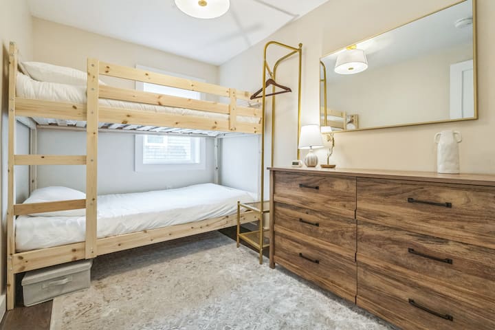 تحتوي غرفة النوم الوسطى المريحة هذه على أسرّة بطابقين ورف للملابس وخزانة ملابس واسعة. ستحب البياضات الناعمة والفراش المريح.