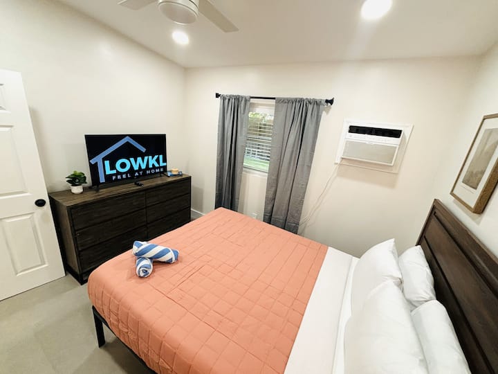 2 chambres offrent une vue sur la cour arrière, un lit queen size super confortable, une commode et un placard pour garder vos effets personnels bien rangés, climatisation et ventilateur pour vous garder au frais la nuit et une télévision connectée pour vous divertir.