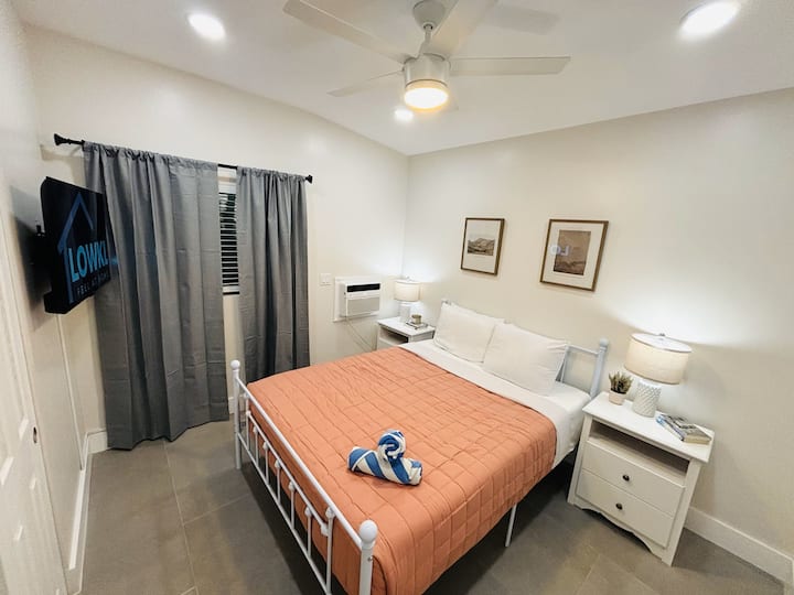 Chambre principale

Il dispose d'une salle de bain attenante, d'un lit queen confortable, d'une télévision connectée, d'un placard, d'une climatisation murale et d'un ventilateur.